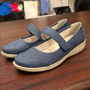 VJH navy blue comfort breathable Mary Jane’s size 8.5